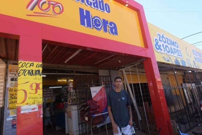 O jovem Douglas é gerente em um mini-mercado e vê com bons olhos a economia local 