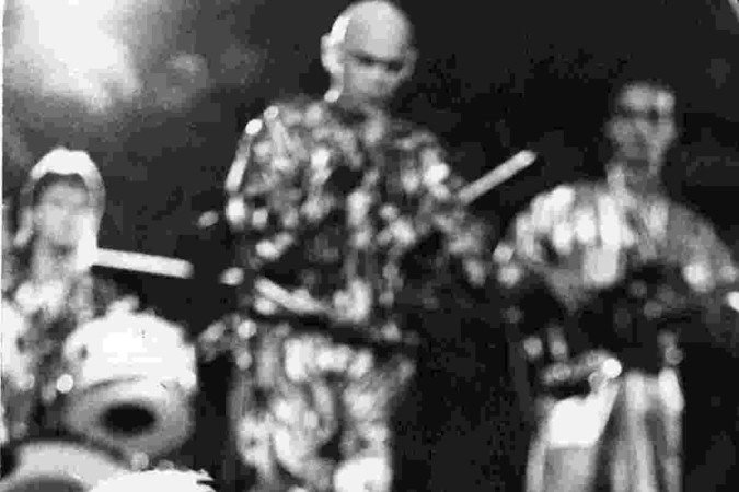 Zé Celso abraça Hugo Rodas, na montagem de 
O Rei da Vela
