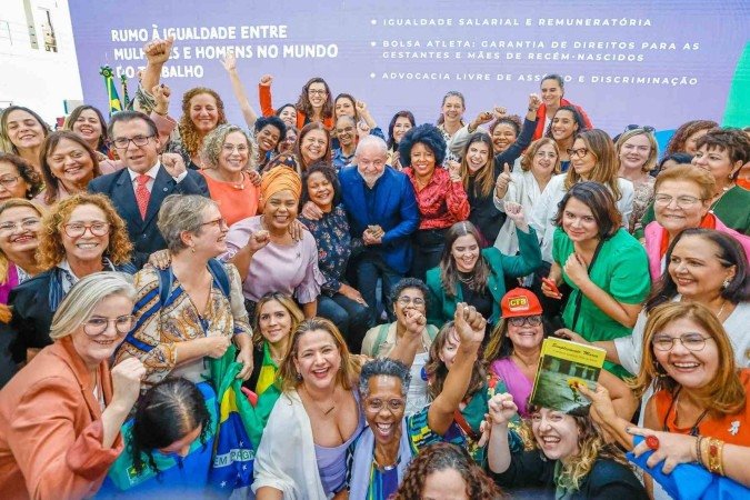 Lula em cerimônia da sanção da lei de igualdade salarial com ministras e mulheres ativistas. O presidente prometeu que o governo fará cumprir a nova legislação
- (crédito: Ricardo Stuckert/PR) Lula em cerimônia da sanção da lei de igualdade salarial com ministras e mulheres ativistas. O presidente prometeu que o governo fará cumprir a nova legislação
- (crédito: Ricardo Stuckert/PR)