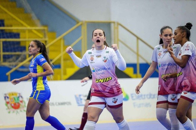 Adef/Apcef volta às quadras depois de duas semanas e meia com objetivo de subir na tabela da Liga Feminina de Futsal -  (crédito: Lucas Rodrigues/Adef)