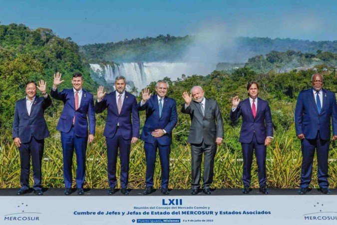 Presidente Lula participa da Cúpula de Chefes de Estado do Mercosul, em Puerto Iguazú, Argentina. Presidentes participantes posam para a foto oficial.
- (crédito: Ricardo Stuckert/PR) Presidente Lula participa da Cúpula de Chefes de Estado do Mercosul, em Puerto Iguazú, Argentina. Presidentes participantes posam para a foto oficial.
- (crédito: Ricardo Stuckert/PR)