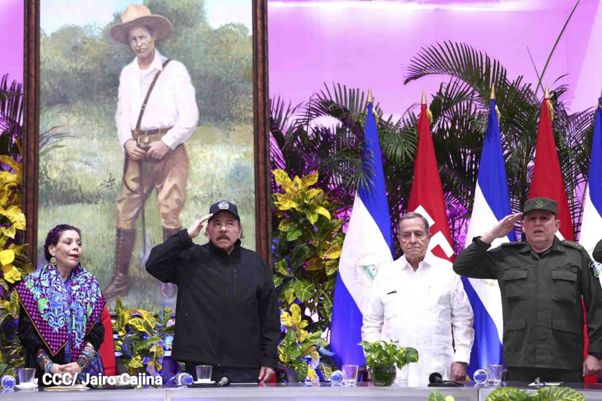 Daniel Ortega (segundo &agrave; esquerda); com a esposa e vice, Rosario Murillo (E): refor&ccedil;o do poder para perseguir opositores 