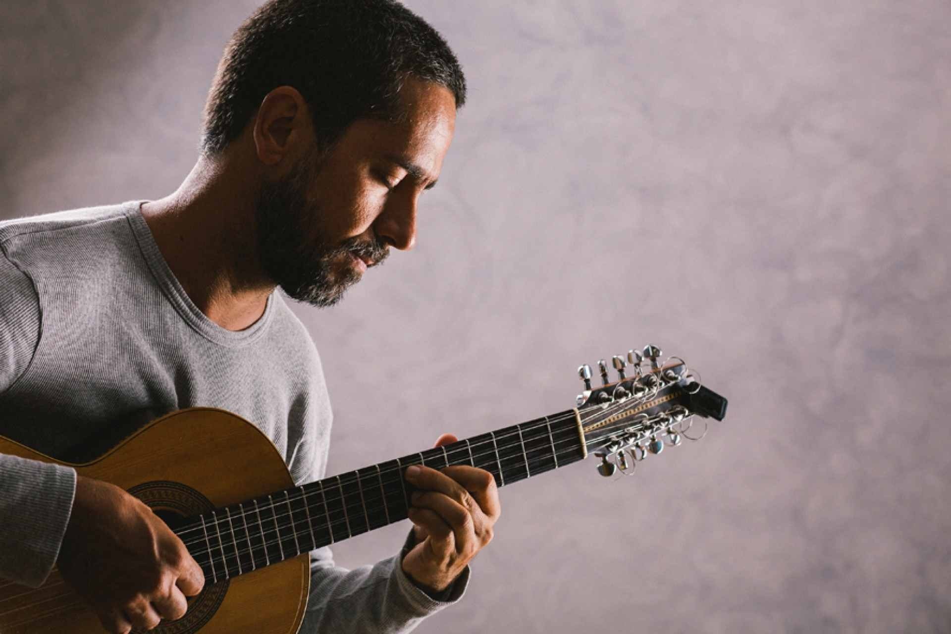 Cacai Nunes, violeiro e compositor