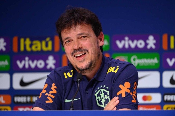  New interim head coach of the Brazilian national football team, Fernando Diniz, speaks during a press conference to present him at the Brazilian Football Confederation (CBF) headquarters in Rio de Janeiro, Brazil on July 5, 2023. Diniz, 49, was named Tuesday by the CBF as coach of the five-time world champions for a year, while Ancelotti fulfills his contract with Real Madrid, which expires at the end of June 2024. Once his relationship with the club ends, Ancelotti will assume the 'Seleção' in the 2024 Copa America, which will be played in the United States between June 20 and July 14 of that year, the President of the CBF said on Tuesday. (Photo by MAURO PIMENTEL / AFP)
       -  (crédito:  AFP)