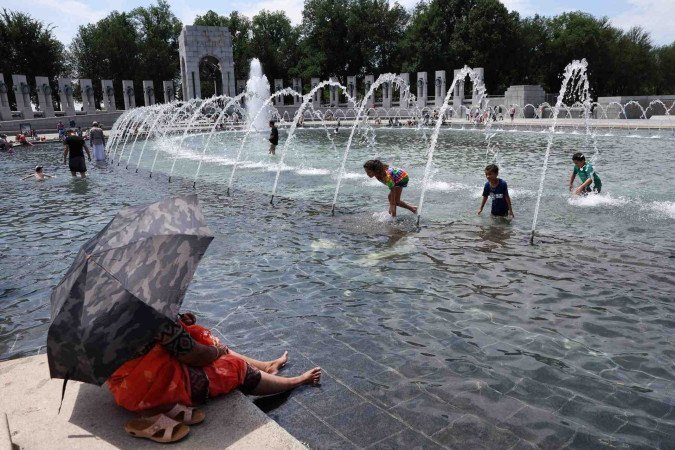 Refresco em Washington: sensação térmica em alguns estados norte-americanos chegou a 45ºC - (crédito: Getty Images via AFP) Refresco em Washington: sensação térmica em alguns estados norte-americanos chegou a 45ºC - (crédito: Getty Images via AFP)
