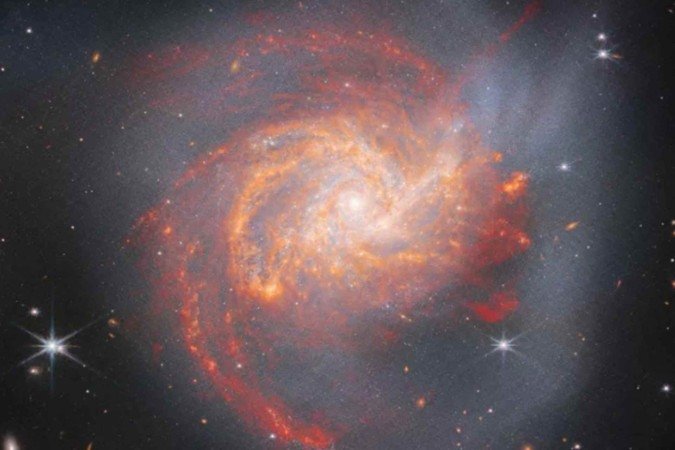 Imagem da galáxia NGC 3256 feita pelo telescópio James Webb -  (crédito: ESA/Webb, NASA & CSA, L. Armus, A. Evans)