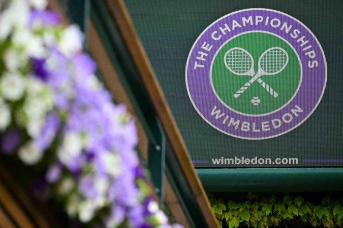  A photograph taken on July 5, 2023 shows the Wimbledon's logo on Center Court on the third day of the 2023 Wimbledon Championships at The All England Tennis Club in Wimbledon, southwest London. (Photo by Glyn KIRK / AFP) / RESTRICTED TO EDITORIAL USE
      