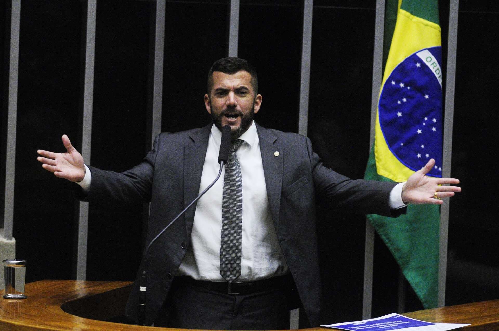 Quem é Carlos Jordy, líder da oposição alvo da operação da PF