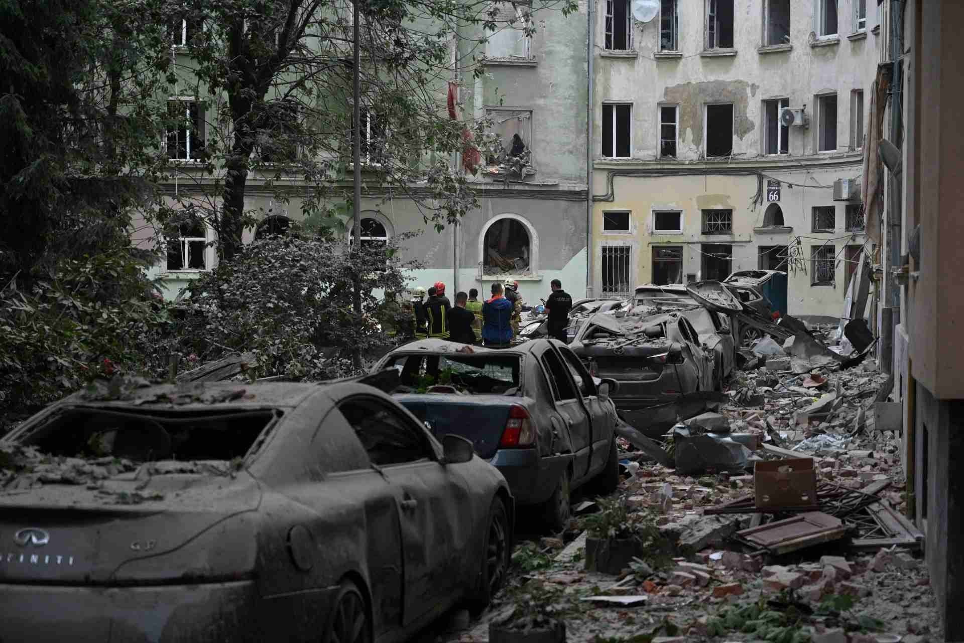 Socorristas observam prédio residencial parcialmente destruído por mísseis na cidade de Lviv, no oeste do país 