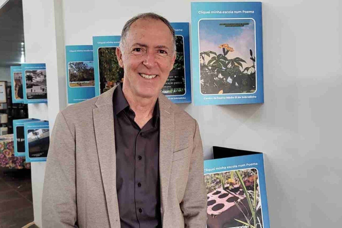 professor cleiton se orgulha de exposi&ccedil;&atilde;o em escola do sobradinho