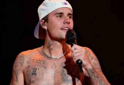 Nesta sexta-feira (1º/3), o cantor Justin Bieber completa 30 anos. O astro da música pop começou a carreira muito jovem. Aos 15 anos, o canadense explodiu com a música 'Baby'. Relembre alguns hits do artista:  -  (crédito: Reprodução/Instagram/Evan Paterakis)