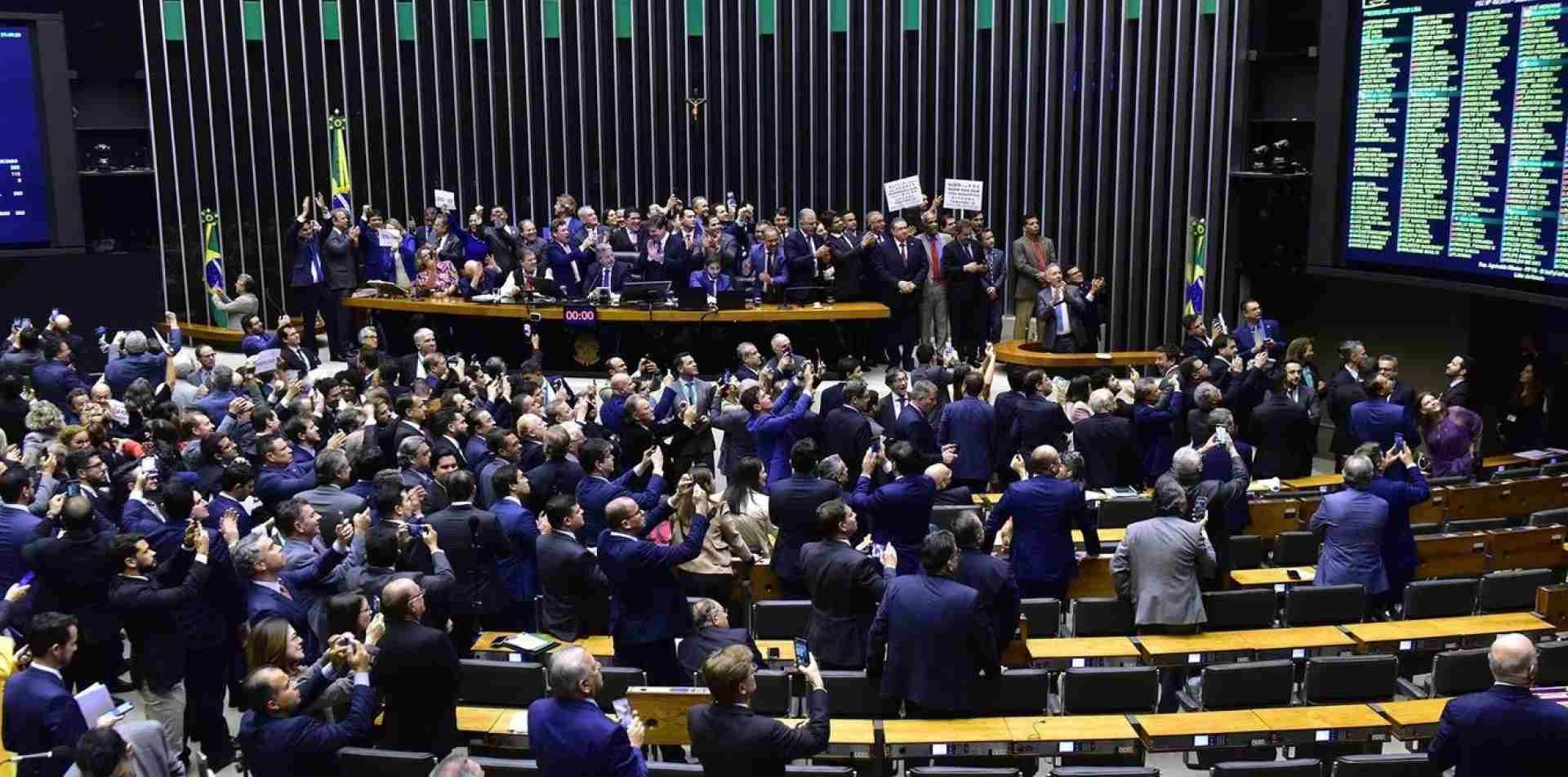 Bancada evangélica veta menção a gênero no texto da reforma tributária 