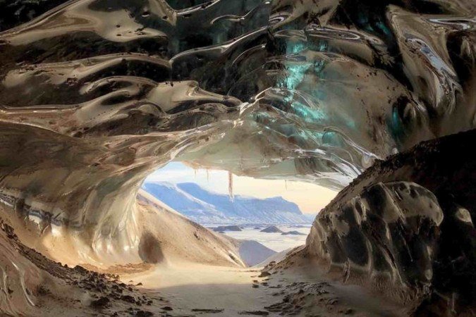 Caverna glacial em Svalbard, Noruega: águas subterrâneas borbulhantes emitem gás metano
- (crédito: Gabrielle Kleber) Caverna glacial em Svalbard, Noruega: águas subterrâneas borbulhantes emitem gás metano
- (crédito: Gabrielle Kleber)
