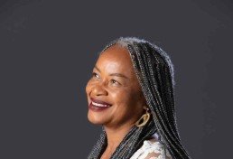 Olívia Santana autografa livro de experiências no Festival Latinidades