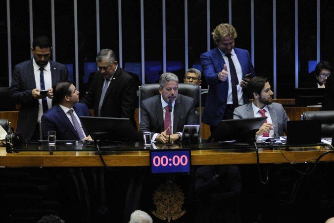 Arthur Lira declarou que a Câmara deve votar para manter o FCDF fora do arcabouço fiscal, retirando o recurso do teto de gastos
- (crédito: Minervino Júnior/CB/D.A.Press) Arthur Lira declarou que a Câmara deve votar para manter o FCDF fora do arcabouço fiscal, retirando o recurso do teto de gastos
- (crédito: Minervino Júnior/CB/D.A.Press)