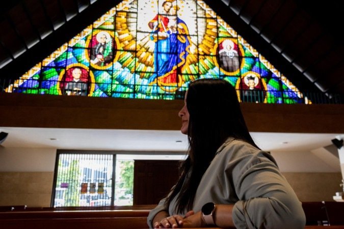 Natalia na paróquia de Santa Gertrudes de Envigado, na Colômbia, onde voltou com o propósito de tornar pública sua denúncia - (crédito: David Estrada) Natalia na paróquia de Santa Gertrudes de Envigado, na Colômbia, onde voltou com o propósito de tornar pública sua denúncia - (crédito: David Estrada)