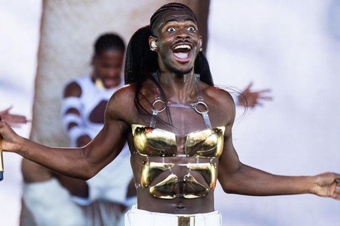 O cantor Lil Nas X foi um dos que tiveram objetos atirados contra o palco durante seu show - O cantor Lil Nas X foi um dos que tiveram objetos atirados contra o palco durante seu show -