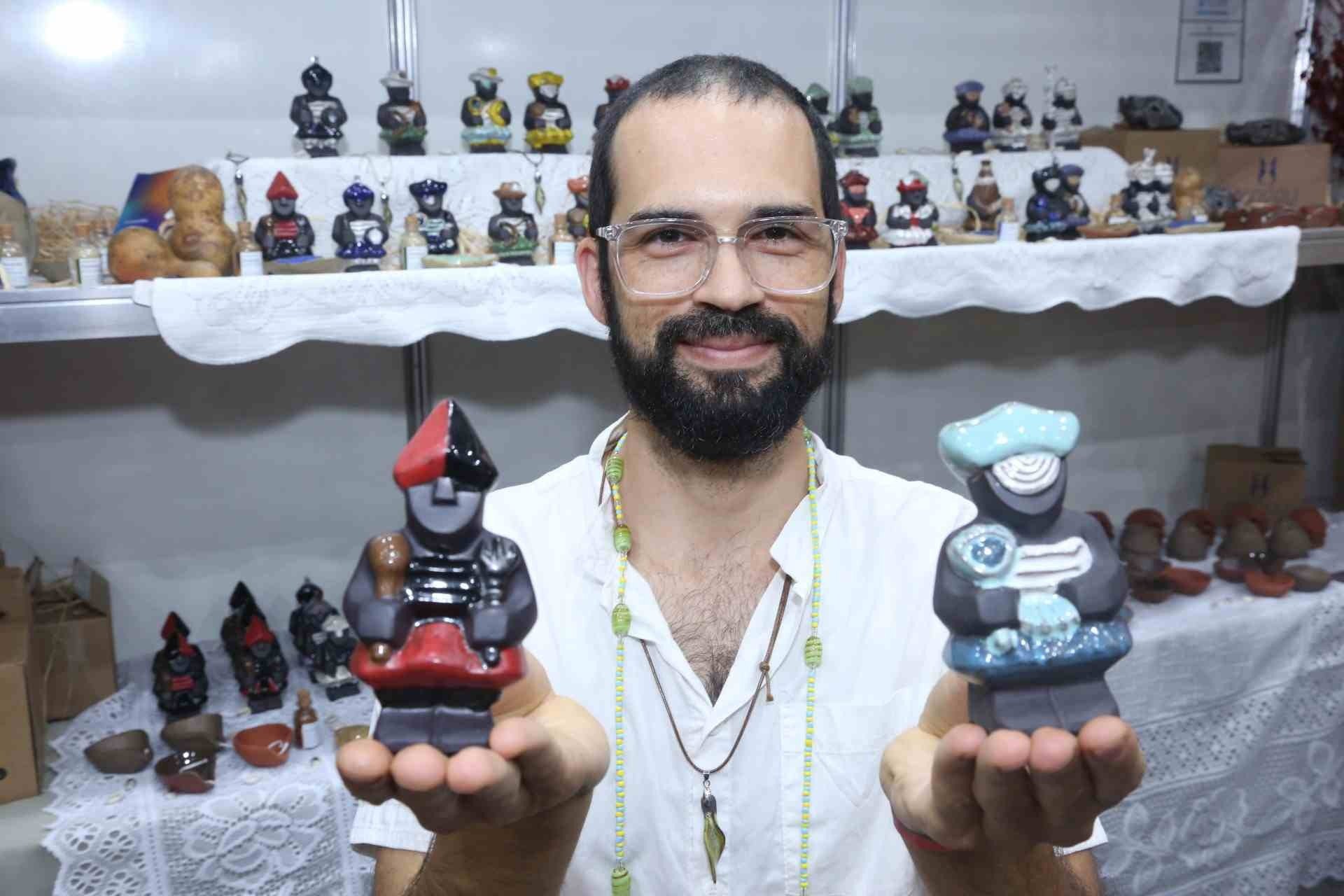 O artesão Murilo De Paula foi estrante na feira e apresentou seu trabalho com orixás em cerâmica O artesão Murilo De Paula foi estrante na feira e apresentou seu trabalho com orixás em cerâmica