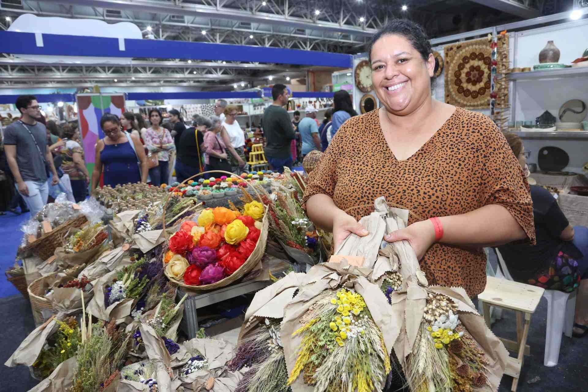 A florista Verônica Brilhante dizer ter aprendido o ofício com a mãe, Maria Daho A florista Verônica Brilhante dizer ter aprendido o ofício com a mãe, Maria Daho