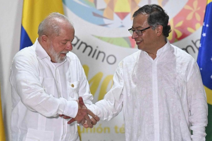  Brazilian President Luiz Inacio Lula da Silva (L) and Colombian President Gustavo Petro shake hands after a meeting for talks on the protection of the Amazon Forest, in Leticia, Colombia, on the border with Brazil, on July 8, 2023. (Photo by Juan BARRETO / AFP)
       -  (crédito:  AFP)