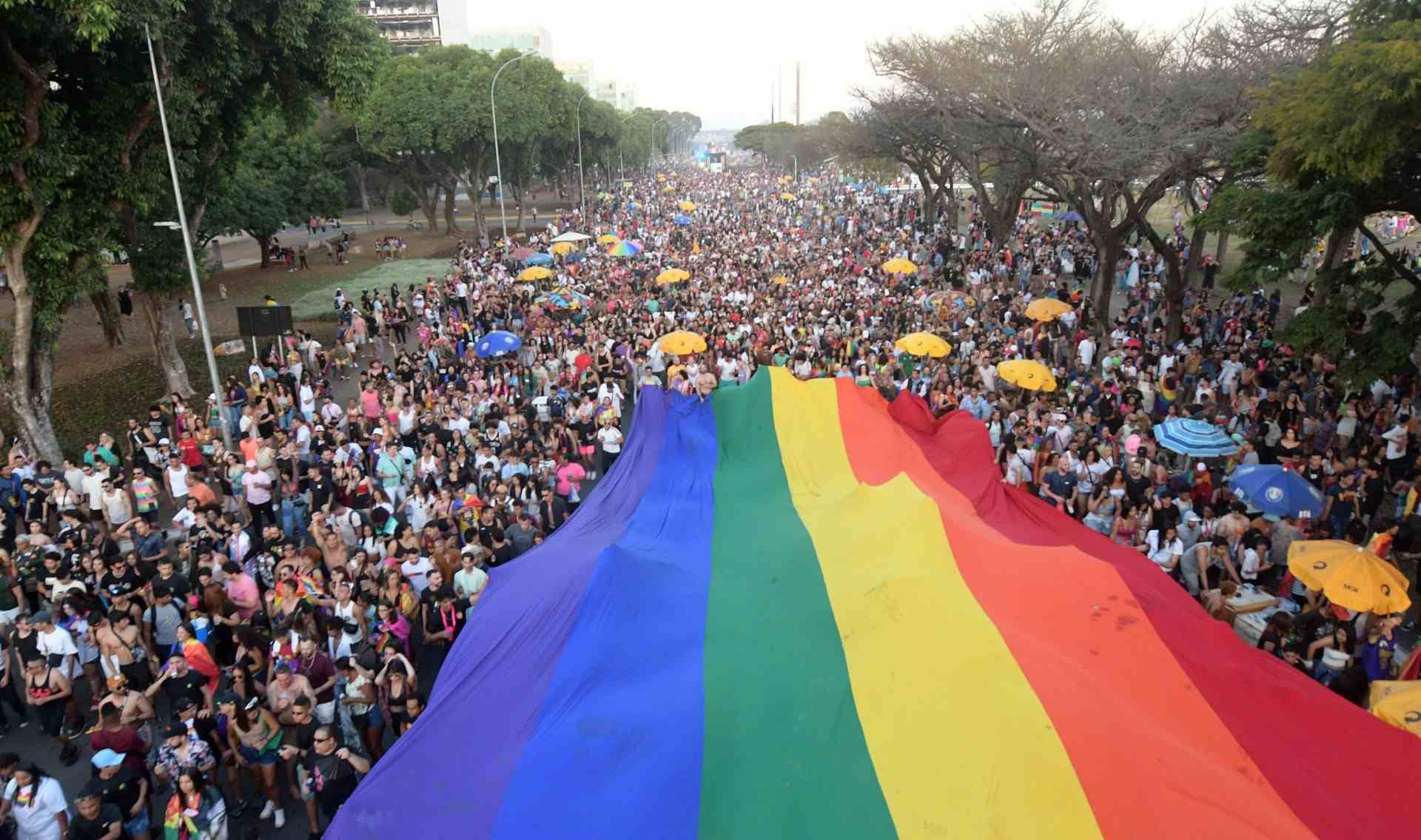 Parada do Orgulho LGBT+ de Brasília colore a Esplanada; veja imagens