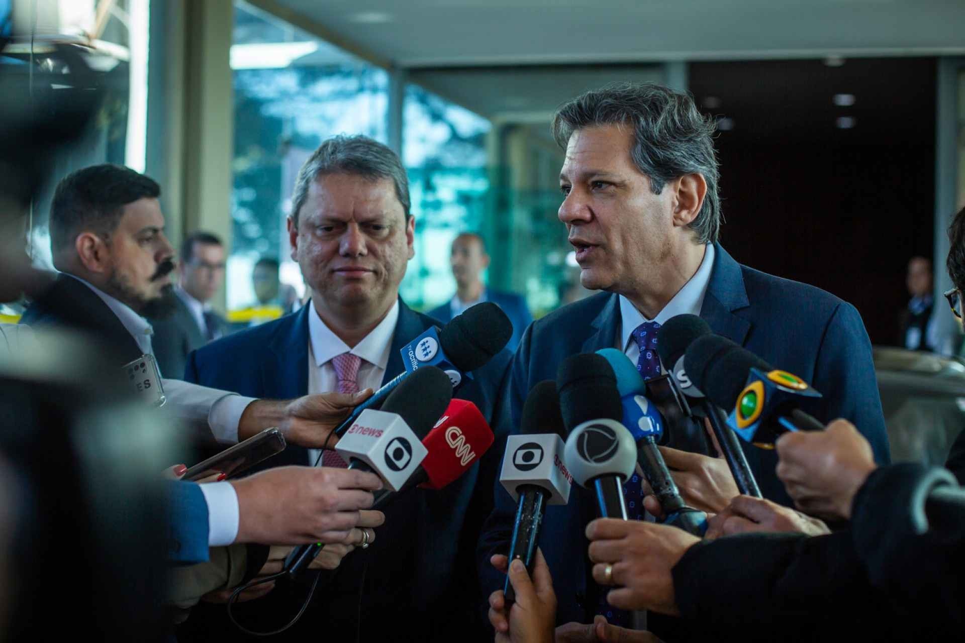 Tarcísio assume liderança da direita descolada de Bolsonaro
