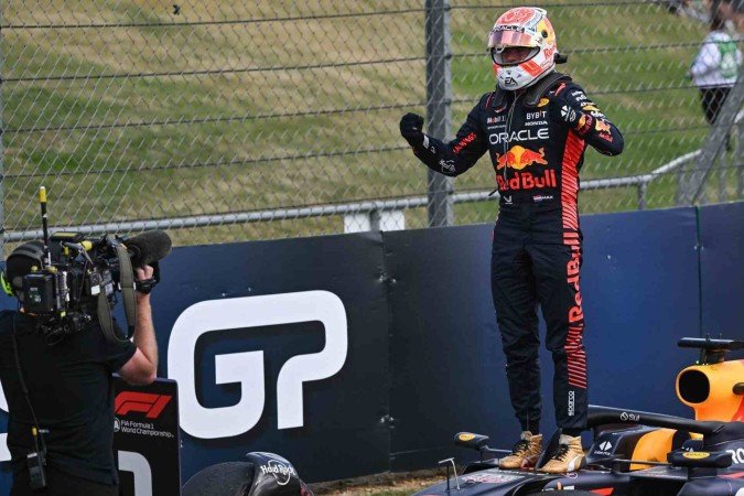  Red Bull Racing's Dutch driver Max Verstappen celebrates after winning the Formula One British Grand Prix at the Silverstone motor racing circuit in Silverstone, central England on July 9, 2023. (Photo by ANDREJ ISAKOVIC / AFP)
       -  (crédito:  AFP)