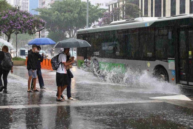 No sábado (18/11), as rajadas de vento poderão variar entre 80 km/h e 100 km/h no sul de Mato Grosso do Sul, São Paulo, sul de Minas Gerais e no Rio de Janeiro - (crédito: Rovena Rosa/Agência Brasil) No sábado (18/11), as rajadas de vento poderão variar entre 80 km/h e 100 km/h no sul de Mato Grosso do Sul, São Paulo, sul de Minas Gerais e no Rio de Janeiro - (crédito: Rovena Rosa/Agência Brasil)