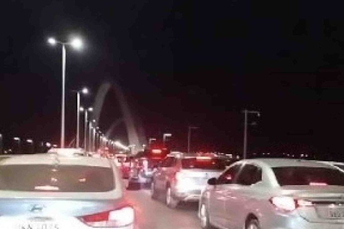 Um acidente envolvendo dois veículos dificultou o tráfego de carros na noite deste sábado (8/7) - (crédito: Aída Rodrigues) Um acidente envolvendo dois veículos dificultou o tráfego de carros na noite deste sábado (8/7) - (crédito: Aída Rodrigues)