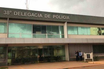 Agentes da 38ª DP investigam o caso: vítima desapareceu após a briga no meio da rua -  (crédito: Sarah Peres/CB/D.A. Press)
