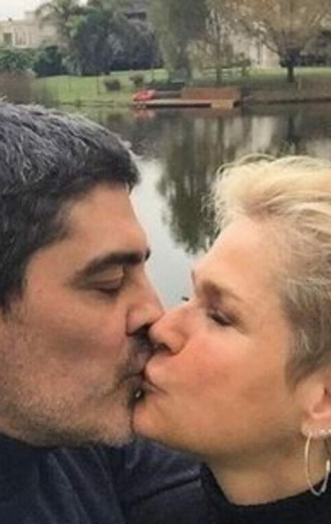 Junno Andrade e Xuxa se conheceram em 2012 e completam 12 anos de relacionamento -  (crédito: Reprodução/Instagram/Xuxa)