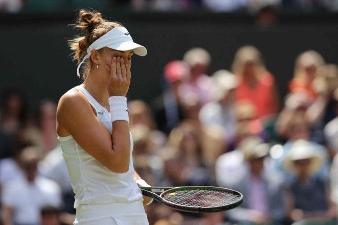 Bia Haddad chora na quadra central de Wimbledon: ela não tinha mais condição de seguir no jogo -  (crédito: Adrian Dennis/ AFP)