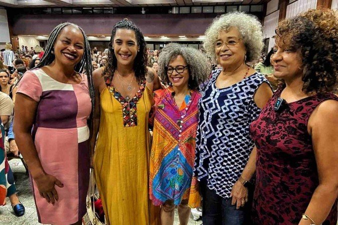 A ministra da Igualdade Racial, Anielle Franco, filósofa estadunidense, Angela Davis, deputada estadual da Bahia Olívia Santana (PCdoB) na abertura do 17º Congresso Internacional Abralic - (crédito: Reprodução/ Twitter @oliviasantana65) A ministra da Igualdade Racial, Anielle Franco, filósofa estadunidense, Angela Davis, deputada estadual da Bahia Olívia Santana (PCdoB) na abertura do 17º Congresso Internacional Abralic - (crédito: Reprodução/ Twitter @oliviasantana65)