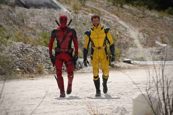 Ryan Reynolds, como Deadpool, e Hugh Jackman, com o traje do Wolverine -  (crédito: Reprodução/Instagram/@vancityreynolds)