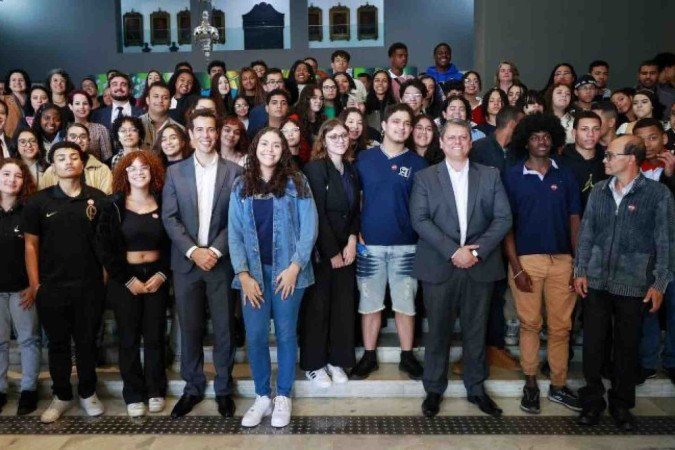 Tarcísio de Freitas (Republicanos) junto com estudantes em evento do Palácio dos Bandeirantes  -  (crédito: Reprodução Governo de São Paulo)