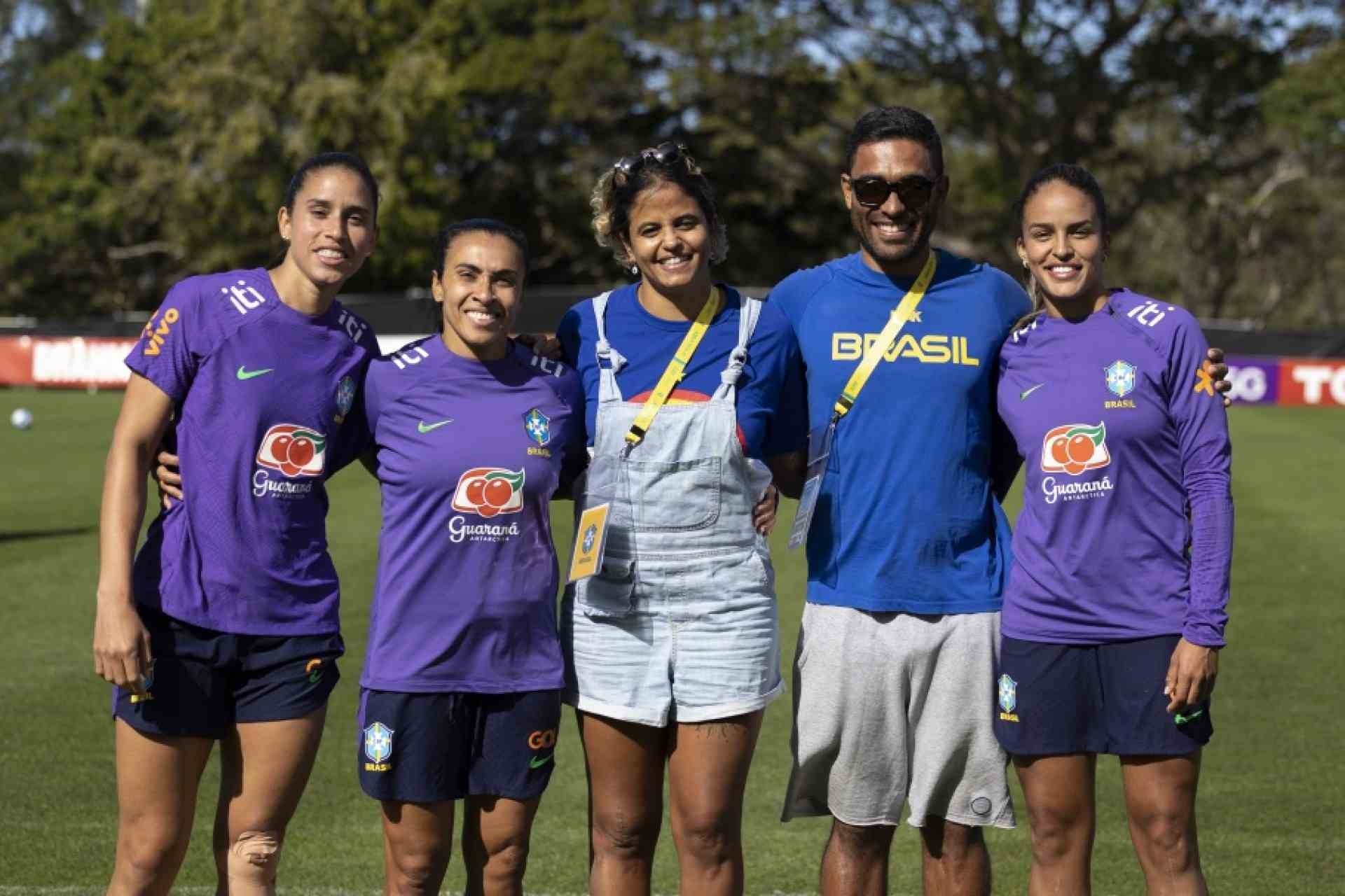 Seleção Brasileira recebeu a campeã mundial de natação Etiene Medeiros em treino na parte inicial da preparação em Gold Coast, na Austrália, para a Copa do Mundo Feminina