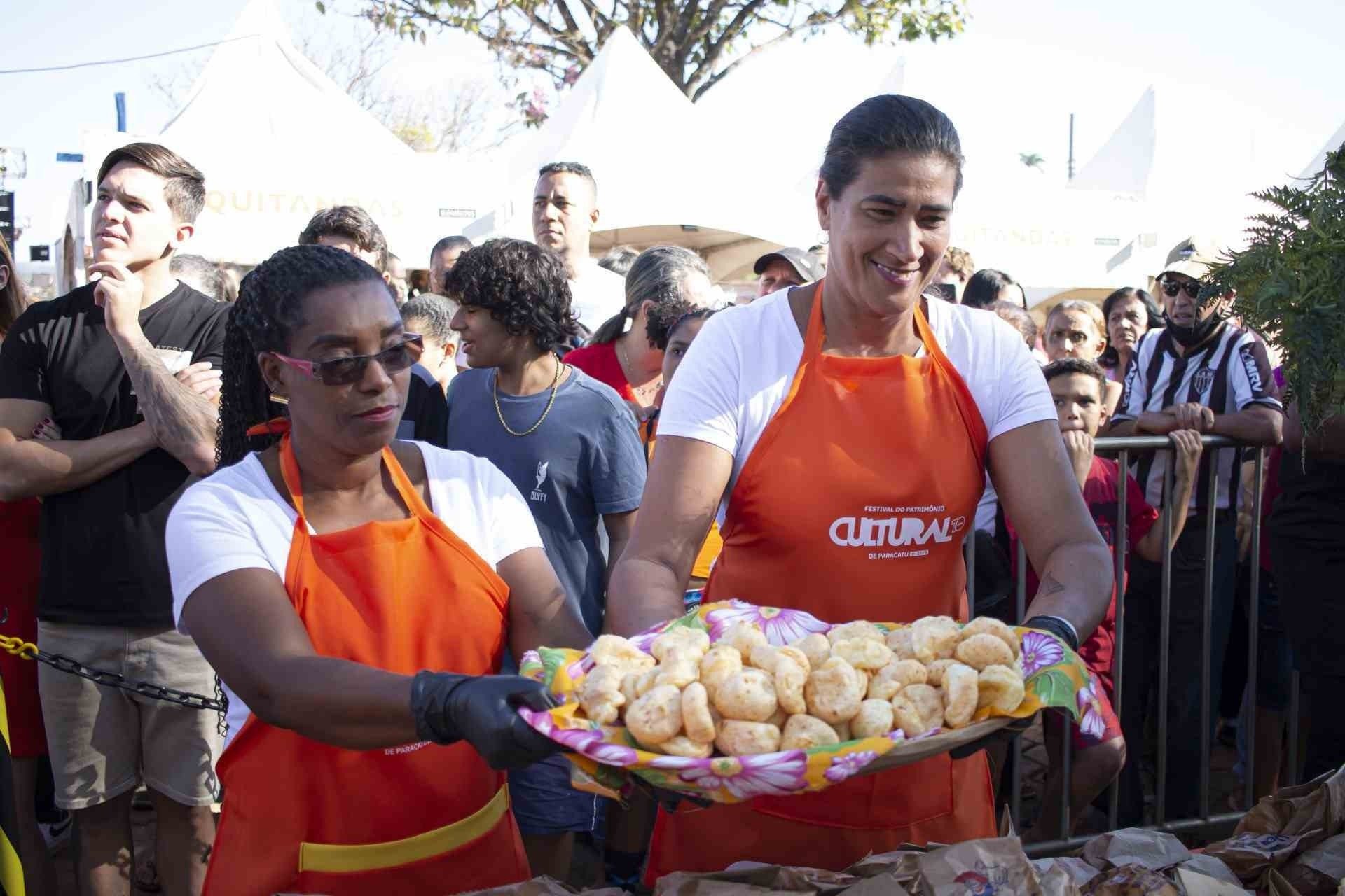 Distribuição dos pães de queijo na praça do Rosário