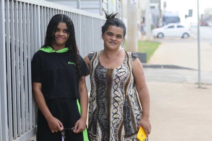 Sandra Maria (E) perdeu o marido em um assalto na porta da igreja