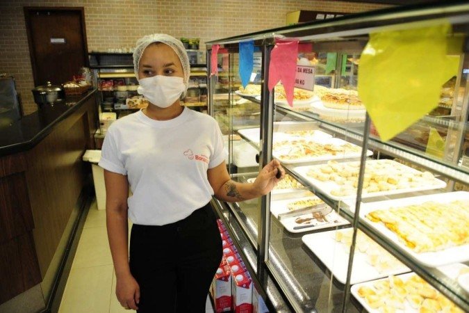 Para Deyse Souza, caminhar até a parada de ônibus é uma tortura 