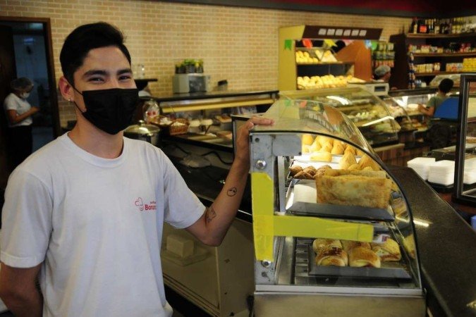 Elson Neto toma condução de volta para casa às 22h30