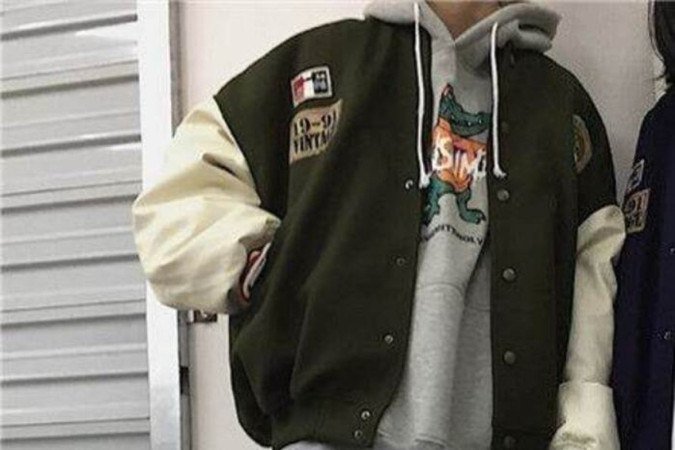 Na hora de ser diferente, combinar outras peças com o moletom pode trazer um tom de ousadia