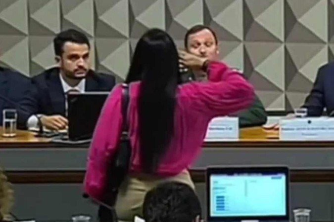 Deputada Silvia Waiãpi bate continência para Mauro Cid. Foi o primeiro momento inusitado da sessão -  (crédito: Reprodução/Redes sociais)