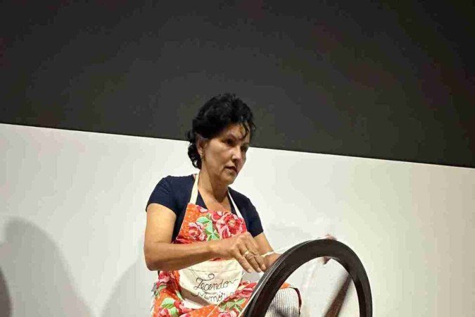 Almira Helena transformando o algodão em fio 