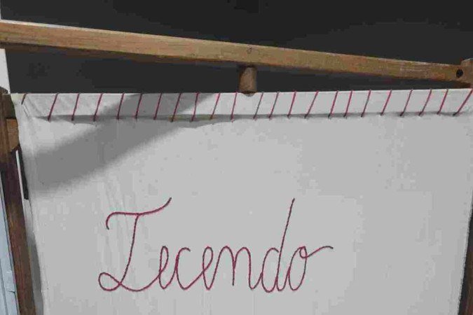 Peça artesanal produzida por meio do tear de madeira