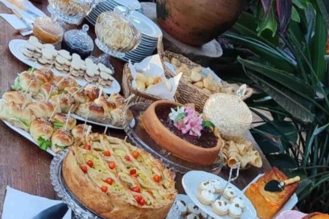 Mesa com as delícias da dona Angela