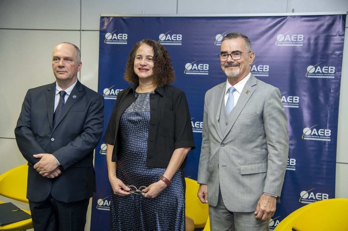 Marco Antonio Chamon ao lado da ministra  da  Ciência, Tecnologia e Inovação Luciana Santos e o ex-presidente da Agência, Carlos Moura.