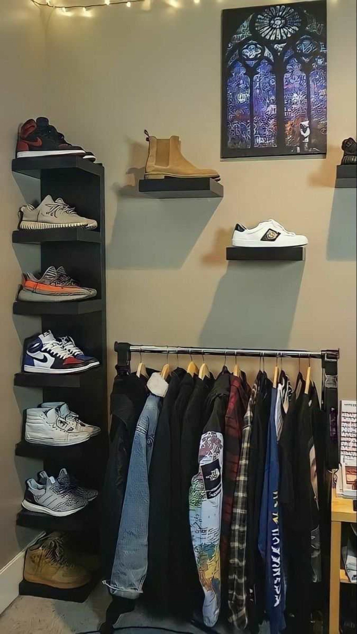 Além disso, organizar esse elemento corretamente pode dar mais espaço ao quarto