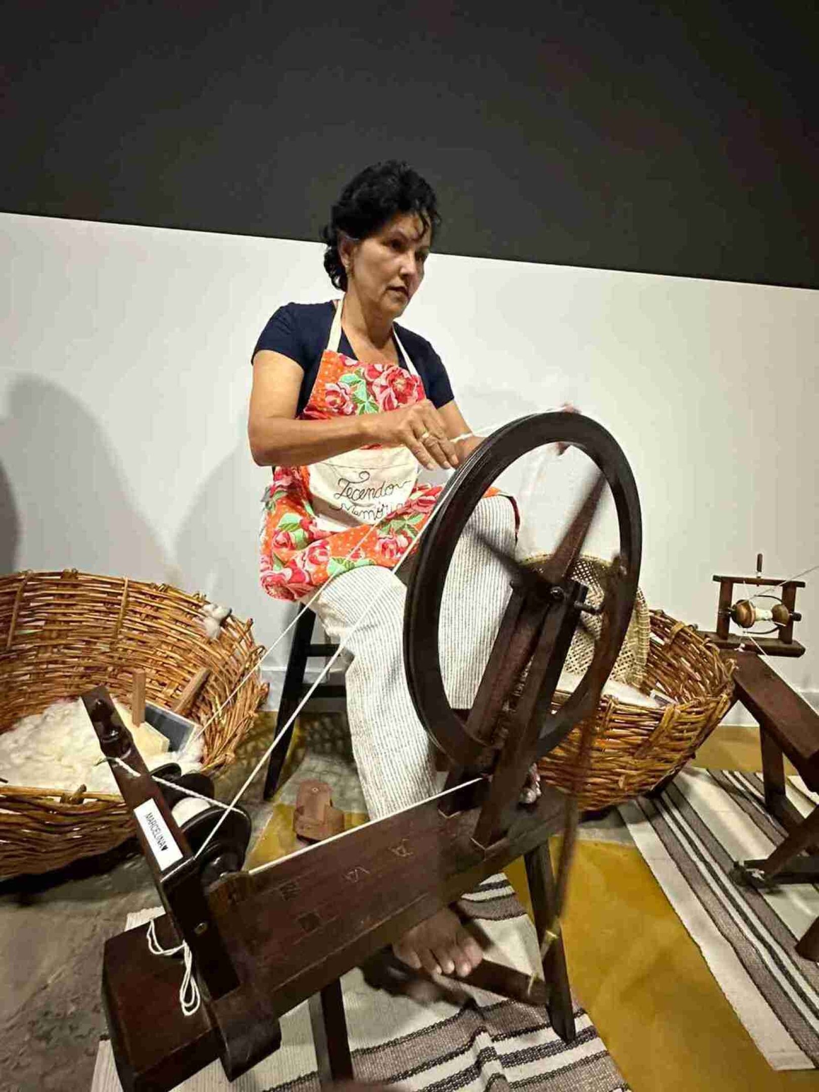 Almira Helena dando transformando o algodão em fio 