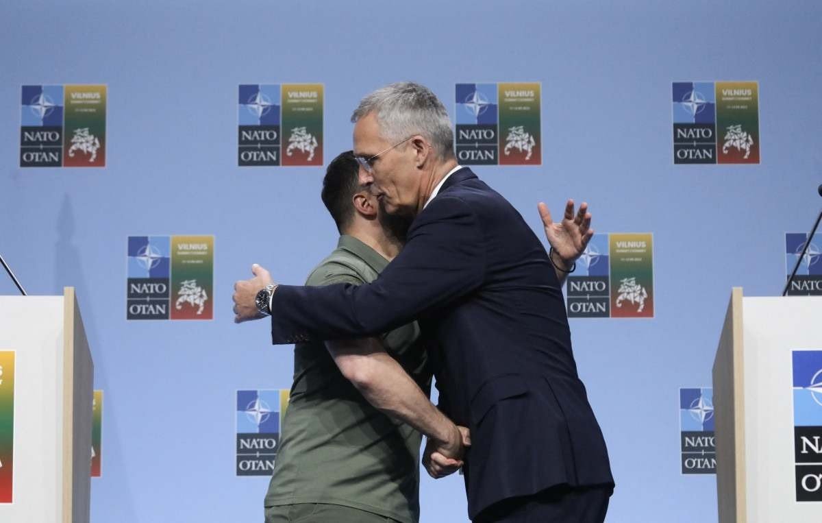 Jens Stoltenberg (D), secretário-geral da Otan, abraça Zelensly depois da coletiva de imprensa 