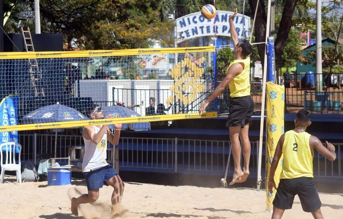  12/07/2023 Credito: Ed Alves/CB/DA.Press. Esportes. Circuito Brasileiro de Vôlei de Praia no Parque da Cidade. 